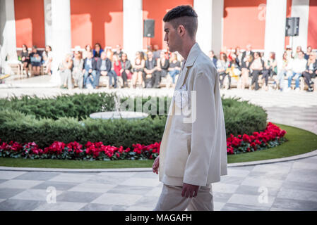 Athènes, Grèce. 1er avril 2018. Un model à l'Yiorgos Eleftheriades Zappeion pendant le show à la Athens Xclusive Designers Week.Mansion Zappeion a été ''dressed up'' et s'est félicité de la créations de célèbres designers grecs, avec un nombre d'invités qui ont honoré de leur présence l'Athènes Xclusive Designers Semaine et assisté à diverses présentations de mode. Credit : Vangelis/Evangeliou SOPA Images/ZUMA/Alamy Fil Live News Banque D'Images