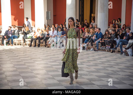 Athènes, Grèce. 1er avril 2018. Un model à l'Yiorgos Eleftheriades Zappeion pendant le show à la Athens Xclusive Designers Week.Mansion Zappeion a été ''dressed up'' et s'est félicité de la créations de célèbres designers grecs, avec un nombre d'invités qui ont honoré de leur présence l'Athènes Xclusive Designers Semaine et assisté à diverses présentations de mode. Credit : Vangelis/Evangeliou SOPA Images/ZUMA/Alamy Fil Live News Banque D'Images