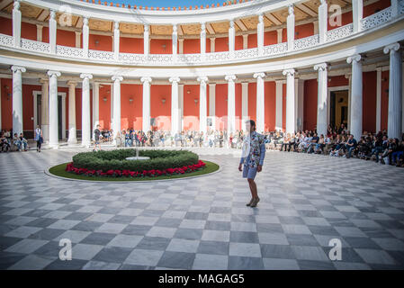 Athènes, Grèce. 1er avril 2018. Un model à l'Yiorgos Eleftheriades Zappeion pendant le show à la Athens Xclusive Designers Week.Mansion Zappeion a été ''dressed up'' et s'est félicité de la créations de célèbres designers grecs, avec un nombre d'invités qui ont honoré de leur présence l'Athènes Xclusive Designers Semaine et assisté à diverses présentations de mode. Credit : Vangelis/Evangeliou SOPA Images/ZUMA/Alamy Fil Live News Banque D'Images