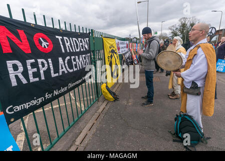 Aldermaston, au Royaume-Uni. 1er avril 2018. Les moines bouddhistes japonais du Japon et de Milton Keynes prendre part à la CND célébration du 60ème anniversaire de la première marche qui a mobilisé des milliers d'Aldermaston contre la bombe et en forme de protestation radicale pendant des générations. Leur protestation devant l'Atomic Weapons Establishment inclus un géant, symbole emblématique de la paix, des discours, y compris par certains de ceux sur l'original de mars, le chant et la percussion et a célébré le traité des Nations Unies interdisant les armes nucléaires. Crédit : Peter Marshall/Alamy Live News Banque D'Images