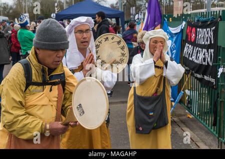 Aldermaston, au Royaume-Uni. 1er avril 2018. Les moines bouddhistes japonais du Japon et de Milton Keynes prendre part à la CND célébration du 60ème anniversaire de la première marche qui a mobilisé des milliers d'Aldermaston contre la bombe et en forme de protestation radicale pendant des générations. Leur protestation devant l'Atomic Weapons Establishment inclus un géant, symbole emblématique de la paix, des discours, y compris par certains de ceux sur l'original de mars, le chant et la percussion et a célébré le traité des Nations Unies interdisant les armes nucléaires. Crédit : Peter Marshall/Alamy Live News Banque D'Images