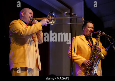 Nantwich, Cheshire, Royaume-Uni. 1er avril 2018.Le Jive Aces en concert à la salle municipale de Nantwich pendant le 22ème Nantwich Jazz, Blues et de la musique. Crédit : Simon Newbury/Alamy Live News Banque D'Images