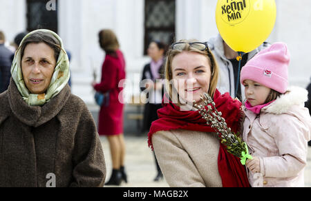 Kiev, Ukraine. 1er avril 2018. Les gens à pied après la Holly Saint Michel lors d'un dôme doré monastère comme le christianisme orthodoxe célèbre le dimanche des Rameaux à Kiev, Ukraine, le 1 avril 2018. Credit : Sergii Kharchenko/ZUMA/Alamy Fil Live News Banque D'Images