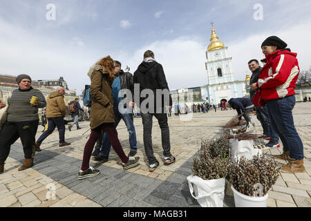 Kiev, Ukraine. 1er avril 2018. Personnes assiste à l'exécution de Mess Holly bouleaux willow à un monastère Saint-michel dôme doré comme le christianisme orthodoxe célèbre le dimanche des Rameaux à Kiev, Ukraine, le 1 avril 2018. Credit : Sergii Kharchenko/ZUMA/Alamy Fil Live News Banque D'Images