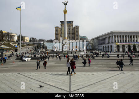 Kiev, Ukraine. 1er avril 2018. Un peuple marche autour d'une place de l'indépendance comme le premier ressort est chaud, à Kiev, Ukraine, le 1 avril 2018. Credit : Sergii Kharchenko/ZUMA/Alamy Fil Live News Banque D'Images