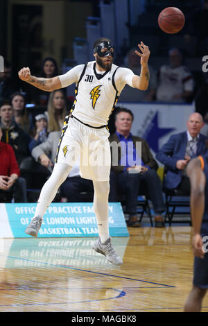 À London, au Canada. 1er avril 2018. 1 avril 2018, London, Ontario, Canada. London Lightning défait la Cape Breton Highlanders pour leur donner un 5 victoires dans les séries éliminatoires. Londres a gagné 140-136 le dimanche de Pâques au John Labatt Centre. Le Lightning a terminé la saison régulière 27-13 et remporte le titre de la Division centrale NBL, Londres fera face à la rivière Niagara Lions dans le premier tour des séries éliminatoires mais les dates ne sont pas encore déterminés. Luc Durda/Alamy live news Banque D'Images