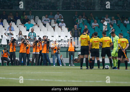 Curitiba, Brésil. 06Th avr, 2018. Reporters photographiques pendant le Coritiba x Atlético PR, premier match de la finale du Championnat Paranaense 2018, tenue à l'occasion des grandes Antônio Couto Pereira Stadium à Curitiba, PR. Credit : Guilherme Artigas/FotoArena/Alamy Live News Banque D'Images