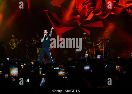 San Antonio, TX, USA. 1er avril 2018, Maroon 5 joue un concert au Festival de Musique de la finale quatre de NCAA à San Antonio, USA Crédit : Jon-Paul Jones/Alamy Live News Banque D'Images