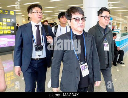 Cho Yong-pil, Mar 31, 2018 : le chanteur sud-coréen Cho Yong-pil (avant) arrive à l'aéroport Sunan de Pyongyang, la Corée du Nord. Athlètes de taekwondo de la Corée du Sud et K-Pop de musiciens comme Cho Yong-pil, Lee Sun-hee, Choi Jin-hee, Yoon Do-hyun (YB), Baek Ji-young, velours rouge, Jungin, Seohyun (Girls' Generation), Ali, Kang San-eh et Kim Kwang-min se produira à l'est le Grand Théâtre de Pyongyang le dimanche et s'exécutera dans un concert commun avec les artistes de la Corée du Nord le mardi à la ju Yong Jong Ryugyong Gymnasium à Pyongyang en un échange culturel transfrontalier en avant d'un sommet inter-coréen schedul Banque D'Images