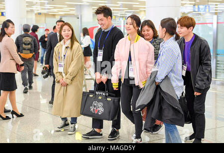 Baek Ji-young, Mar 31, 2018 : le chanteur sud-coréen Baek Ji-young (2e R, première rangée) arrive à l'aéroport Sunan de Pyongyang, la Corée du Nord. Athlètes de taekwondo de la Corée du Sud et K-Pop de musiciens comme Cho Yong-pil, Lee Sun-hee, Choi Jin-hee, Yoon Do-hyun (YB), Baek Ji-young, velours rouge, Jungin, Seohyun (Girls' Generation), Ali, Kang San-eh et Kim Kwang-min se produira à l'est le Grand Théâtre de Pyongyang le dimanche et s'exécutera dans un concert commun avec les artistes de la Corée du Nord le mardi à la ju Yong Jong Ryugyong Gymnasium à Pyongyang en un échange culturel transfrontalier de l'avant d'une coopération inter-coréenne s Banque D'Images