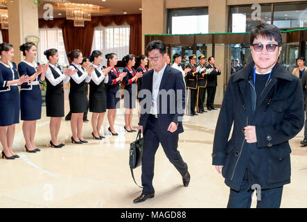 Cho Yong-pil, Mar 31, 2018 : le chanteur sud-coréen Cho Yong-pil (R) arrive à l'hôtel Koryo à Pyongyang, la Corée du Nord. Athlètes de taekwondo de la Corée du Sud et K-Pop de musiciens comme Cho Yong-pil, Lee Sun-hee, Choi Jin-hee, Yoon Do-hyun (YB), Baek Ji-young, velours rouge, Jungin, Seohyun (Girls' Generation), Ali, Kang San-eh et Kim Kwang-min se produira à l'est le Grand Théâtre de Pyongyang le dimanche et s'exécutera dans un concert commun avec les artistes de la Corée du Nord le mardi à la ju Yong Jong Ryugyong Gymnasium à Pyongyang en un échange culturel transfrontalier en avant d'un sommet inter-coréen prévu sur Banque D'Images