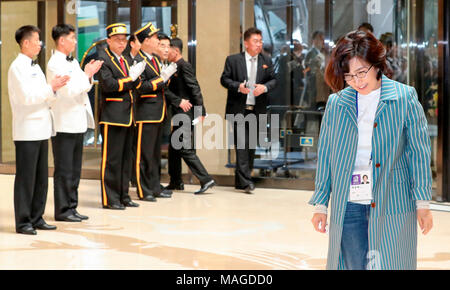 Lee Sun-hee, Mar 31, 2018 : le chanteur sud-coréen Lee Sun-hee arrive à l'hôtel Koryo à Pyongyang, la Corée du Nord. Athlètes de taekwondo de la Corée du Sud et K-Pop de musiciens comme Cho Yong-pil, Lee Sun-hee, Choi Jin-hee, Yoon Do-hyun (YB), Baek Ji-young, velours rouge, Jungin, Seohyun (Girls' Generation), Ali, Kang San-eh et Kim Kwang-min se produira à l'est le Grand Théâtre de Pyongyang le dimanche et s'exécutera dans un concert commun avec les artistes de la Corée du Nord le mardi à la ju Yong Jong Ryugyong Gymnasium à Pyongyang en un échange culturel transfrontalier en avant d'un sommet inter-coréen prévu le mois d'avril Banque D'Images