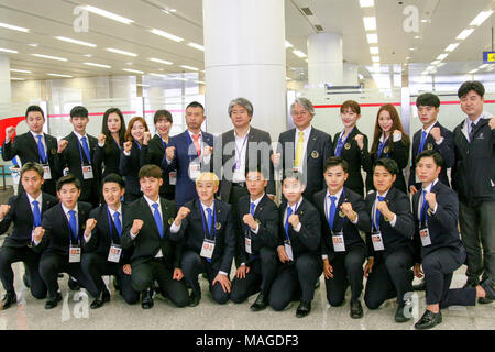 Athlètes de taekwondo de la Corée du Sud, Mar 31, 2018 : athlètes de taekwondo Corée du Sud posent à leur arrivée à l'aéroport Sunan de Pyongyang, la Corée du Nord. Athlètes de taekwondo de la Corée du Sud et K-Pop de musiciens comme Cho Yong-pil, Lee Sun-hee, Choi Jin-hee, Yoon Do-hyun (YB), Baek Ji-young, velours rouge, Jungin, Seohyun (Girls' Generation), Ali, Kang San-eh et Kim Kwang-min se produira à l'est le Grand Théâtre de Pyongyang le dimanche et s'exécutera dans un concert commun avec les artistes de la Corée du Nord le mardi à la ju Yong Jong Ryugyong Gymnasium à Pyongyang en un échange culturel transfrontalier de l'avant d'un i Banque D'Images