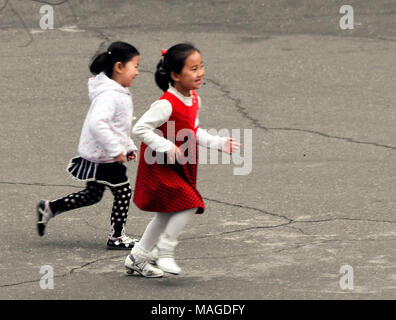 Pyongyang, Apr 1, 2018 : les Nord-coréens dans une rue près de l'hôtel Koryo à Pyongyang, la Corée du Nord. Athlètes de taekwondo de la Corée du Sud et K-Pop de musiciens comme Cho Yong-pil, Lee Sun-hee, Choi Jin-hee, Yoon Do-hyun (YB), Baek Ji-young, velours rouge, Jungin, Seohyun (Girls' Generation), Ali, Kang San-eh et Kim Kwang-min se produira à l'est le Grand Théâtre de Pyongyang le dimanche et s'exécutera dans un concert commun avec les artistes de la Corée du Nord le mardi à la ju Yong Jong Ryugyong Gymnasium à Pyongyang en un échange culturel transfrontalier en avant d'un sommet inter-coréen prévu le 27 avril 2018. EDITO Banque D'Images