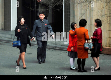 Pyongyang, Apr 1, 2018 : les Nord-coréens dans une rue près de l'hôtel Koryo à Pyongyang, la Corée du Nord. Athlètes de taekwondo de la Corée du Sud et K-Pop de musiciens comme Cho Yong-pil, Lee Sun-hee, Choi Jin-hee, Yoon Do-hyun (YB), Baek Ji-young, velours rouge, Jungin, Seohyun (Girls' Generation), Ali, Kang San-eh et Kim Kwang-min se produira à l'est le Grand Théâtre de Pyongyang le dimanche et s'exécutera dans un concert commun avec les artistes de la Corée du Nord le mardi à la ju Yong Jong Ryugyong Gymnasium à Pyongyang en un échange culturel transfrontalier en avant d'un sommet inter-coréen prévu le 27 avril 2018. EDITO Banque D'Images