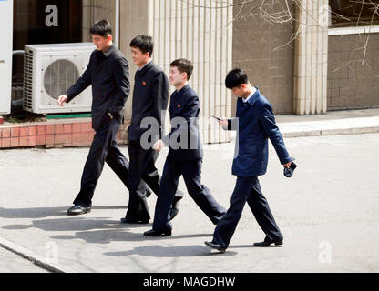 Pyongyang, Apr 1, 2018 : les Nord-coréens dans une rue près de l'hôtel Koryo à Pyongyang, la Corée du Nord. Athlètes de taekwondo de la Corée du Sud et K-Pop de musiciens comme Cho Yong-pil, Lee Sun-hee, Choi Jin-hee, Yoon Do-hyun (YB), Baek Ji-young, velours rouge, Jungin, Seohyun (Girls' Generation), Ali, Kang San-eh et Kim Kwang-min se produira à l'est le Grand Théâtre de Pyongyang le dimanche et s'exécutera dans un concert commun avec les artistes de la Corée du Nord le mardi à la ju Yong Jong Ryugyong Gymnasium à Pyongyang en un échange culturel transfrontalier en avant d'un sommet inter-coréen prévu le 27 avril 2018. EDITO Banque D'Images