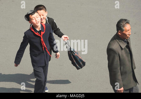 Pyongyang, Apr 1, 2018 : les Nord-coréens dans une rue près de l'hôtel Koryo à Pyongyang, la Corée du Nord. Athlètes de taekwondo de la Corée du Sud et K-Pop de musiciens comme Cho Yong-pil, Lee Sun-hee, Choi Jin-hee, Yoon Do-hyun (YB), Baek Ji-young, velours rouge, Jungin, Seohyun (Girls' Generation), Ali, Kang San-eh et Kim Kwang-min se produira à l'est le Grand Théâtre de Pyongyang le dimanche et s'exécutera dans un concert commun avec les artistes de la Corée du Nord le mardi à la ju Yong Jong Ryugyong Gymnasium à Pyongyang en un échange culturel transfrontalier en avant d'un sommet inter-coréen prévu le 27 avril 2018. EDITO Banque D'Images