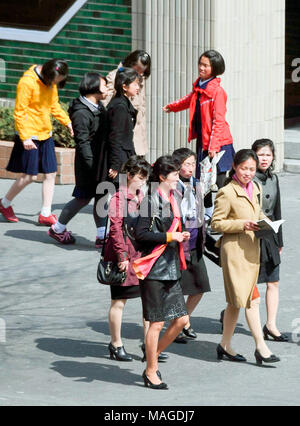 Pyongyang, Apr 1, 2018 : les Nord-coréens dans une rue près de l'hôtel Koryo à Pyongyang, la Corée du Nord. Athlètes de taekwondo de la Corée du Sud et K-Pop de musiciens comme Cho Yong-pil, Lee Sun-hee, Choi Jin-hee, Yoon Do-hyun (YB), Baek Ji-young, velours rouge, Jungin, Seohyun (Girls' Generation), Ali, Kang San-eh et Kim Kwang-min se produira à l'est le Grand Théâtre de Pyongyang le dimanche et s'exécutera dans un concert commun avec les artistes de la Corée du Nord le mardi à la ju Yong Jong Ryugyong Gymnasium à Pyongyang en un échange culturel transfrontalier en avant d'un sommet inter-coréen prévu le 27 avril 2018. EDITO Banque D'Images