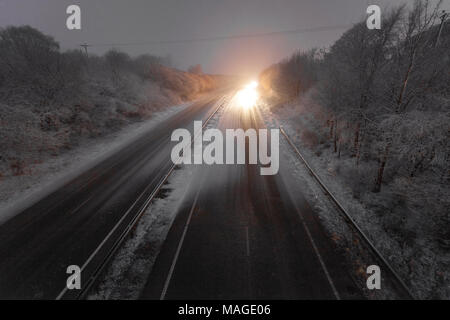 Flintshire, Pays de Galles, Royaume-Uni 2e avril 2018, UK Weather : un affouillement Easter Bank Holiday se termine par un agent d'alerte météorologiques rencontrés pour la pluie et la neige pour les vacances de banque lundi. Les automobilistes s'attaquer aux conditions routières dangereuses sur l'A55 ce matin que du jour au lendemain la neige a quitté la route principale à un seul sur les deux côtés de la route, Flintshire © DGDImages/Alamy Live News Banque D'Images