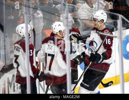 Los Angeles, Californie, USA. 1er avril 2018. Les joueurs de l'Avalanche du Colorado célèbrent leur but contre Anaheim Ducks 2017-2018 au cours d'un match de hockey à Anaheim, Californie, le 1 avril 2018. Les canards a gagné 4-3 en prolongation. Ringo : crédit Chiu/ZUMA/Alamy Fil Live News Banque D'Images