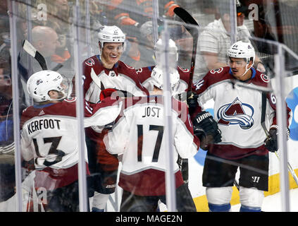 Los Angeles, Californie, USA. 1er avril 2018. Les joueurs de l'Avalanche du Colorado célèbrent leur but contre Anaheim Ducks 2017-2018 au cours d'un match de hockey à Anaheim, Californie, le 1 avril 2018. Les canards a gagné 4-3 en prolongation. Ringo : crédit Chiu/ZUMA/Alamy Fil Live News Banque D'Images