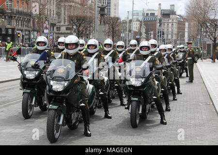 Dublin, Irlande. 1er avril 2018. Convoi présidentiel irlandais est vue à une cérémonie pour marquer insurrection de Pâques à Dublin, capitale de l'Irlande, le 1er avril 2018. Une cérémonie a eu lieu en face de l'immeuble du bureau de poste à Dublin le dimanche pour commémorer l'Insurrection de Pâques 1916, une rébellion contre la domination britannique qui a ouvert la voie à l'indépendance. Credit : Zhang Qi/Xinhua/Alamy Live News Banque D'Images