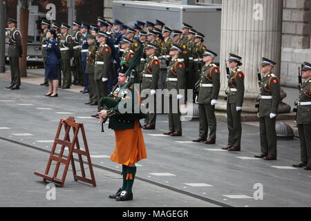 Dublin, Irlande. 1er avril 2018. Un cornemuseur joue lors d'une cérémonie pour marquer insurrection de Pâques à Dublin, capitale de l'Irlande, le 1er avril 2018. Une cérémonie a eu lieu en face de l'immeuble du bureau de poste à Dublin le dimanche pour commémorer l'Insurrection de Pâques 1916, une rébellion contre la domination britannique qui a ouvert la voie à l'indépendance. Credit : Zhang Qi/Xinhua/Alamy Live News Banque D'Images