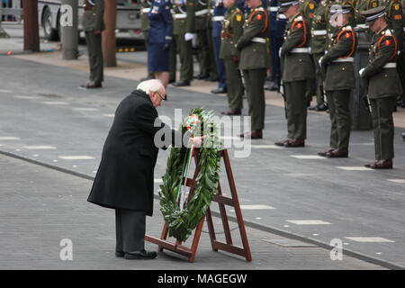 Dublin, Irlande. 1er avril 2018. Le Président irlandais Michael Higgins dépose une couronne lors d'une cérémonie pour marquer insurrection de Pâques à Dublin, capitale de l'Irlande, le 1er avril 2018. Une cérémonie a eu lieu en face de l'immeuble du bureau de poste à Dublin le dimanche pour commémorer l'Insurrection de Pâques 1916, une rébellion contre la domination britannique qui a ouvert la voie à l'indépendance. Credit : Zhang Qi/Xinhua/Alamy Live News Banque D'Images