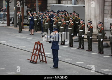 Dublin, Irlande. 1er avril 2018. Un officier de l'armée se lit Proclamation lors d'une cérémonie pour marquer insurrection de Pâques à Dublin, capitale de l'Irlande, le 1er avril 2018. Une cérémonie a eu lieu en face de l'immeuble du bureau de poste à Dublin le dimanche pour commémorer l'Insurrection de Pâques 1916, une rébellion contre la domination britannique qui a ouvert la voie à l'indépendance. Credit : Zhang Qi/Xinhua/Alamy Live News Banque D'Images