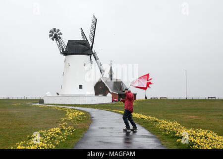 Maison de vacances Banque terrible Météo, Lytham St Annes. Le 02 avril 2018. Météo britannique. De terribles conditions de temps venteux et pluvieux du nord-ouest de la pâte au bord de mer commune de Lytham St Annes près de Blackpool, dans le Lancashire. La crème glacée fermée d'essence et les plages désertes en raison du mauvais temps en tant que touristes head accueil début du week-end de Pâques. Credit : Cernan Elias/Alamy Live News Banque D'Images