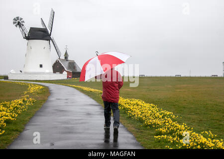 Maison de vacances Banque terrible Météo, Lytham St Annes. Le 02 avril 2018. Météo britannique. De terribles conditions de temps venteux et pluvieux du nord-ouest de la pâte au bord de mer commune de Lytham St Annes près de Blackpool, dans le Lancashire. La crème glacée fermée d'essence et les plages désertes en raison du mauvais temps en tant que touristes head accueil début du week-end de Pâques. Credit : Cernan Elias/Alamy Live News Banque D'Images