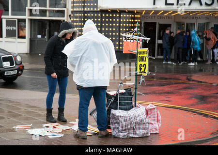 Maison de vacances Banque terrible Météo, Lytham St Annes. Le 02 avril 2018. Météo britannique. De terribles conditions de temps venteux et pluvieux du nord-ouest de la pâte au bord de mer commune de Lytham St Annes près de Blackpool, dans le Lancashire. La crème glacée fermée d'essence et les plages désertes en raison du mauvais temps en tant que touristes head accueil début du week-end de Pâques. Credit : Cernan Elias/Alamy Live News Banque D'Images