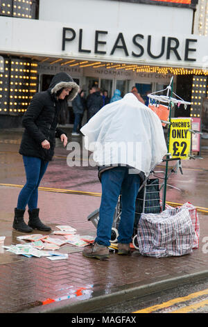 Maison de vacances Banque terrible Météo, Lytham St Annes. Le 02 avril 2018. Météo britannique. De terribles conditions de temps venteux et pluvieux du nord-ouest de la pâte au bord de mer commune de Lytham St Annes près de Blackpool, dans le Lancashire. La crème glacée fermée d'essence et les plages désertes en raison du mauvais temps en tant que touristes head accueil début du week-end de Pâques. Credit : Cernan Elias/Alamy Live News Banque D'Images