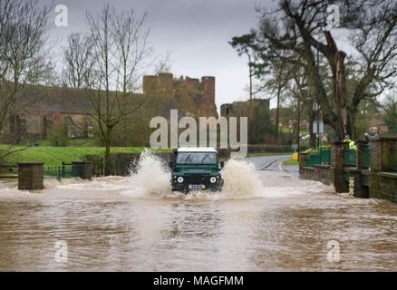 Kenilworth, Warwickshire. 2ème apr 2018. Météo France : avec d'importantes précipitations à Pâques le dimanche soir et lundi de Pâques en alerte d'inondations ont été délivrés par l'Agence de l'environnement pour une partie de la région des Midlands, le 2 avril 2018. Un automobiliste qui brave les inondés Ford sur le A452 à Kenilworth, Warwickshire, le 2 avril 2018 : Crédit Pithie Fraser/Alamy Live News Banque D'Images