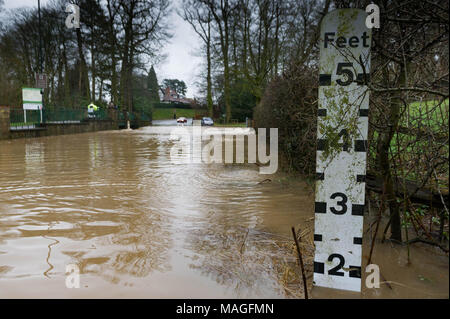 Kenilworth, Warwickshire. 2ème apr 2018. Météo France : avec d'importantes précipitations à Pâques le dimanche soir et lundi de Pâques en alerte d'inondations ont été délivrés par l'Agence de l'environnement pour certaines parties de la région des Midlands, le 2 avril 2018. La Ford adjacent à la le château de Kenilworth, Warwickshire a inondé la A452 le 2 avril 2018. Pithie Crédit : Fraser/Alamy Live News Banque D'Images