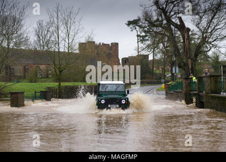 Kenilworth, Warwickshire. 2ème apr 2018. Météo France : avec d'importantes précipitations à Pâques le dimanche soir et lundi de Pâques en alerte d'inondations ont été délivrés par l'Agence de l'environnement pour une partie de la région des Midlands, le 2 avril 2018. Un automobiliste qui brave les inondés Ford sur le A452 à Kenilworth, Warwickshire, le 2 avril 2018 : Crédit Pithie Fraser/Alamy Live News Banque D'Images