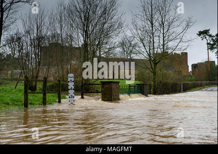 Kenilworth, Warwickshire. 2ème apr 2018. Météo France : avec d'importantes précipitations à Pâques le dimanche soir et lundi de Pâques en alerte d'inondations ont été délivrés par l'Agence de l'environnement pour certaines parties de la région des Midlands, le 2 avril 2018. La Ford adjacent à la le château de Kenilworth, Warwickshire a inondé la A452 le 2 avril 2018. Pithie Crédit : Fraser/Alamy Live News Banque D'Images