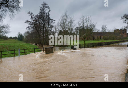 Kenilworth, Warwickshire. 2ème apr 2018. Météo France : avec d'importantes précipitations à Pâques le dimanche soir et lundi de Pâques en alerte d'inondations ont été délivrés par l'Agence de l'environnement pour certaines parties de la région des Midlands, le 2 avril 2018. La Ford adjacent à la le château de Kenilworth, Warwickshire a inondé la A452 le 2 avril 2018. Pithie Crédit : Fraser/Alamy Live News Banque D'Images