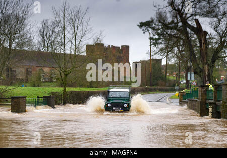 Kenilworth, Warwickshire. 2ème apr 2018. Météo France : avec d'importantes précipitations à Pâques le dimanche soir et lundi de Pâques en alerte d'inondations ont été délivrés par l'Agence de l'environnement pour les régions de l'Angleterre le 2 avril 2018. Un automobiliste qui brave les inondés Ford sur le A452 à Kenilworth, Warwickshire, le 2 avril 2018 : Crédit Pithie Fraser/Alamy Live News Banque D'Images