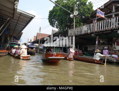 26 février 2018, Damnoen Saduak, Thaïlande : ambulants de bateaux offrant leurs marchandises dans le marché flottant de Damnoen Saduak. Le marché avec ses klongs (canaux) a plus de 100 ans. Photo : Alexandra Schuler/dpa Banque D'Images