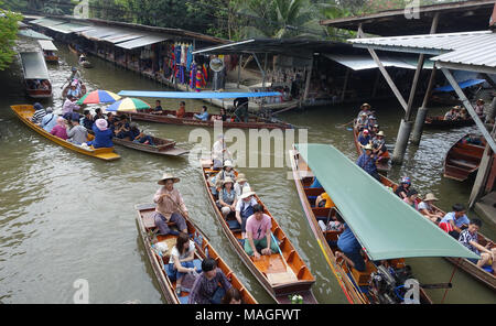 26 février 2018, Damnoen Saduak, Thaïlande : bateaux avec ambulants, touristes et habitants floating le long d'un canal dans le marché flottant de Damnoen Saduak. Le marché avec ses klongs (canaux) a plus de 100 ans. Photo : Alexandra Schuler/dpa Banque D'Images