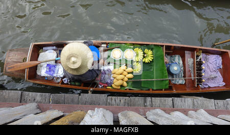 26 février 2018, Damnoen Saduak, Thaïlande : une femme assise dans son bateau et en offrant ses produits dans le marché flottant de Damnoen Saduak. Le marché avec ses klongs (canaux) a plus de 100 ans. Photo : Alexandra Schuler/dpa Banque D'Images