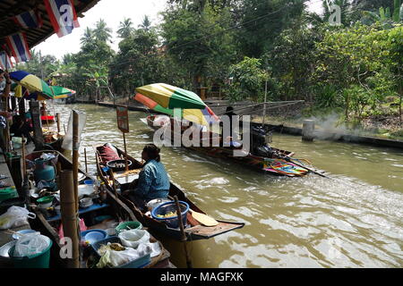 26 février 2018, Damnoen Saduak, Thaïlande : bateaux avec ambulants, touristes et habitants floating le long d'un canal dans le marché flottant de Damnoen Saduak. Le marché avec ses klongs (canaux) a plus de 100 ans. Photo : Alexandra Schuler/dpa Banque D'Images