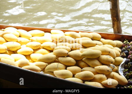 26 février 2018, Damnoen Saduak, Thaïlande : les mangues dans un bateau prêt pour la vente dans le marché flottant de Damnoen Saduak. Le marché avec ses klongs (canaux) a plus de 100 ans. Photo : Alexandra Schuler/dpa Banque D'Images