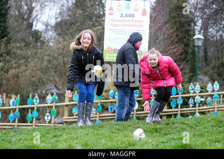 Preston, Royaume-Uni. 2 avril, 2018. C'était un jour froid et humide sur l'Avenham Park dans la région de Preston, le lieu de l'oeuf de Pâques traditionnel événement matériel roulant. C'est normalement l'un des plus grands événements de Preston de l'année. Malgré le mauvais temps les gens de Preston toujours en grand nombre, quoique moins que d'habitude pour profiter de l'oeuf et d'animations tout au long de la journée. La tradition des œufs de roulement vers le bas l'herbe des collines du parc remonte à des centaines d'années et est parfois appelée 'rythme' egging. Crédit : Paul Melling/Alamy Live News Banque D'Images