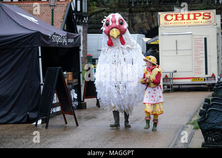 Preston, Royaume-Uni. 2 avril, 2018. C'était un jour froid et humide sur l'Avenham Park dans la région de Preston, le lieu de l'oeuf de Pâques traditionnel événement matériel roulant. C'est normalement l'un des plus grands événements de Preston de l'année. Malgré le mauvais temps les gens de Preston toujours en grand nombre, quoique moins que d'habitude pour profiter de l'oeuf et d'animations tout au long de la journée. La tradition des œufs de roulement vers le bas l'herbe des collines du parc remonte à des centaines d'années et est parfois appelée 'rythme' egging. Crédit : Paul Melling/Alamy Live News Banque D'Images