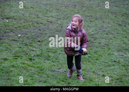 Preston, Royaume-Uni. 2 avril, 2018. C'était un jour froid et humide sur l'Avenham Park dans la région de Preston, le lieu de l'oeuf de Pâques traditionnel événement matériel roulant. C'est normalement l'un des plus grands événements de Preston de l'année. Malgré le mauvais temps les gens de Preston toujours en grand nombre, quoique moins que d'habitude pour profiter de l'oeuf et d'animations tout au long de la journée. La tradition des œufs de roulement vers le bas l'herbe des collines du parc remonte à des centaines d'années et est parfois appelée 'rythme' egging. Crédit : Paul Melling/Alamy Live News Banque D'Images