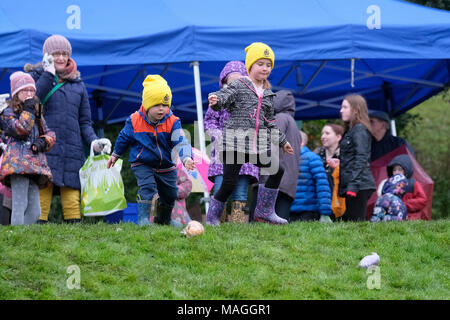 Preston, Royaume-Uni. 2 avril, 2018. C'était un jour froid et humide sur l'Avenham Park dans la région de Preston, le lieu de l'oeuf de Pâques traditionnel événement matériel roulant. C'est normalement l'un des plus grands événements de Preston de l'année. Malgré le mauvais temps les gens de Preston toujours en grand nombre, quoique moins que d'habitude pour profiter de l'oeuf et d'animations tout au long de la journée. La tradition des œufs de roulement vers le bas l'herbe des collines du parc remonte à des centaines d'années et est parfois appelée 'rythme' egging. Crédit : Paul Melling/Alamy Live News Banque D'Images