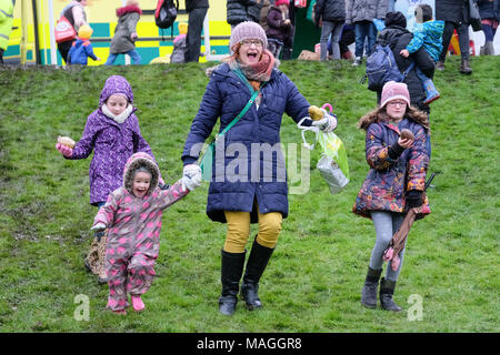 Preston, Royaume-Uni. 2 avril, 2018. C'était un jour froid et humide sur l'Avenham Park dans la région de Preston, le lieu de l'oeuf de Pâques traditionnel événement matériel roulant. C'est normalement l'un des plus grands événements de Preston de l'année. Malgré le mauvais temps les gens de Preston toujours en grand nombre, quoique moins que d'habitude pour profiter de l'oeuf et d'animations tout au long de la journée. La tradition des œufs de roulement vers le bas l'herbe des collines du parc remonte à des centaines d'années et est parfois appelée 'rythme' egging. Crédit : Paul Melling/Alamy Live News Banque D'Images
