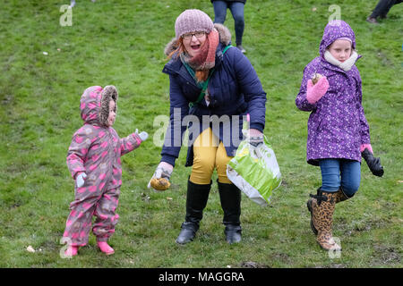 Preston, Royaume-Uni. 2 avril, 2018. C'était un jour froid et humide sur l'Avenham Park dans la région de Preston, le lieu de l'oeuf de Pâques traditionnel événement matériel roulant. C'est normalement l'un des plus grands événements de Preston de l'année. Malgré le mauvais temps les gens de Preston toujours en grand nombre, quoique moins que d'habitude pour profiter de l'oeuf et d'animations tout au long de la journée. La tradition des œufs de roulement vers le bas l'herbe des collines du parc remonte à des centaines d'années et est parfois appelée 'rythme' egging. Crédit : Paul Melling/Alamy Live News Banque D'Images